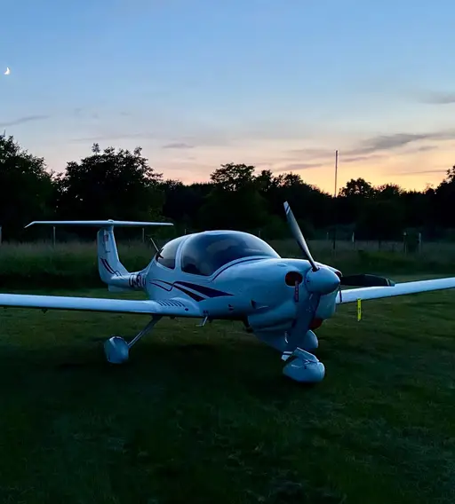 DA40 in der Abenddämmerung